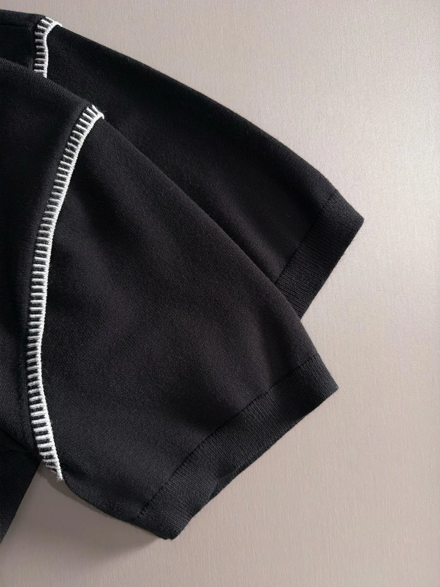 LP high quality Loro Piana 26ss New Arrival men's short-sleeved knitted T-shirt. Made of combed cotton yarn knitted cotton fabric, no pressure when entering and exiting the counter. Exclusive control of raw materials. It feels substantial when weighed, and the upper body is more textured than ordinary T-shirts. This texture can handle the weather easily and is suitable for both hot and cold! Loose fit design, looks noble. The only correct version is available Size: M to 4XL